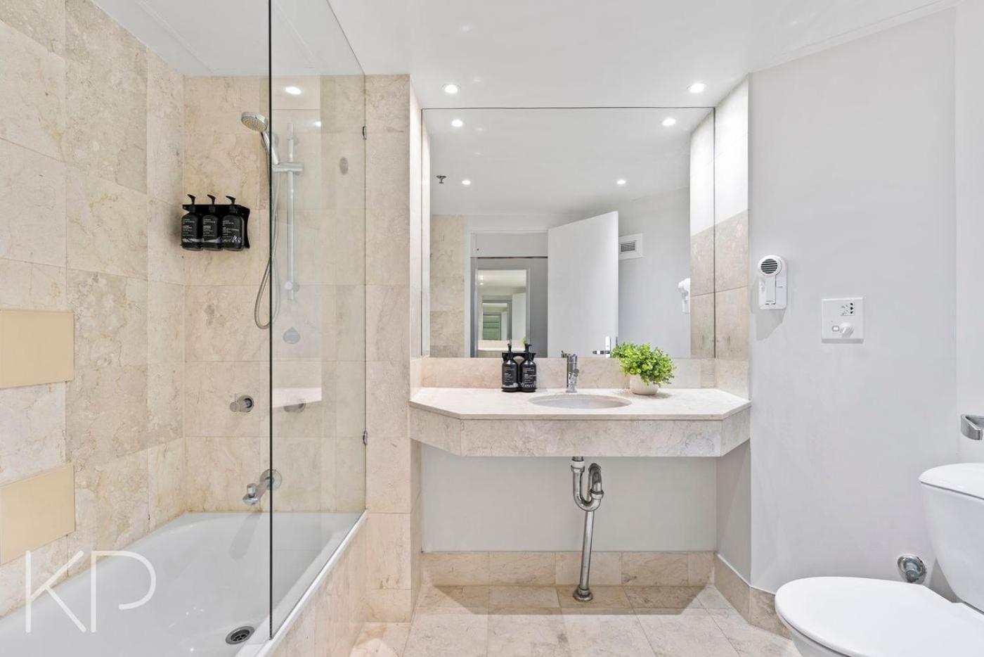 Hotel Apartments On 22 View Avenue, Surfers Paradise Gold Coast Bagian luar foto